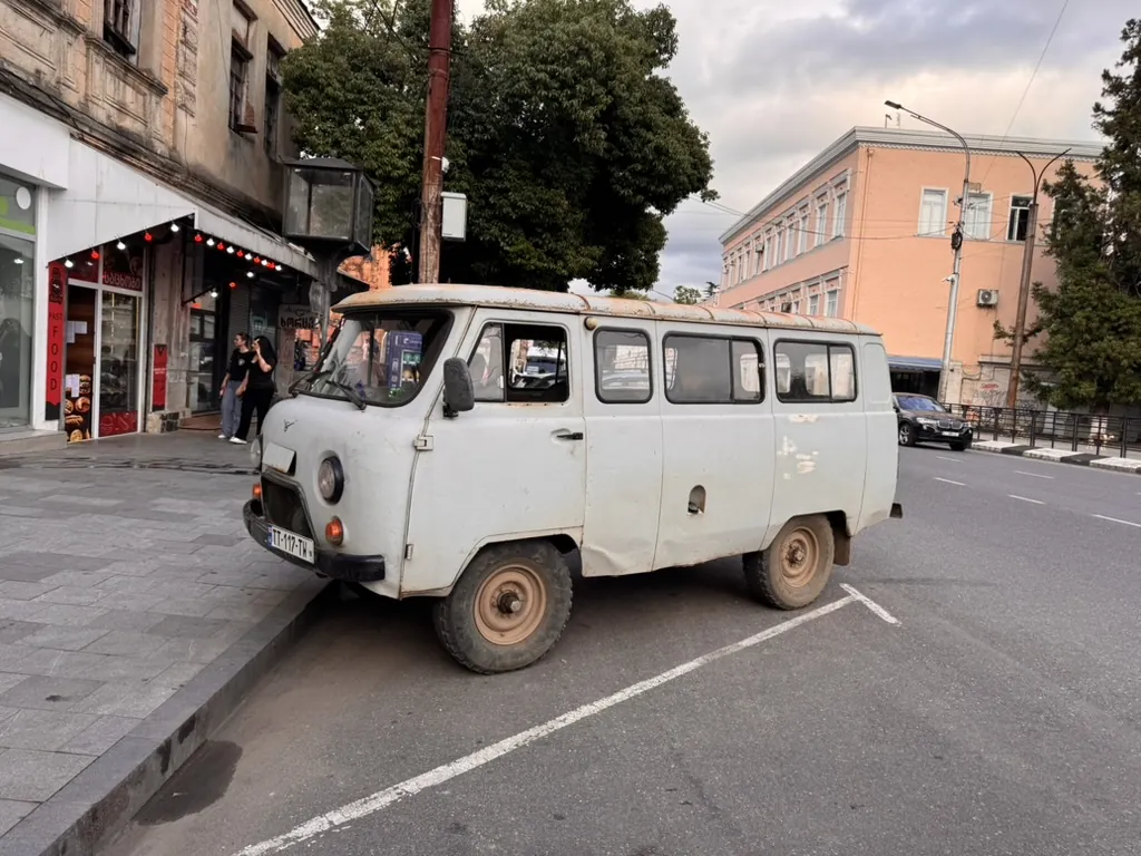 库塔伊西街头的老车